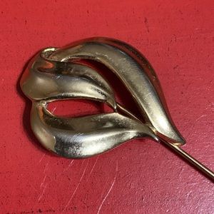 Vintage stick pin. Lapel pin gold tone.